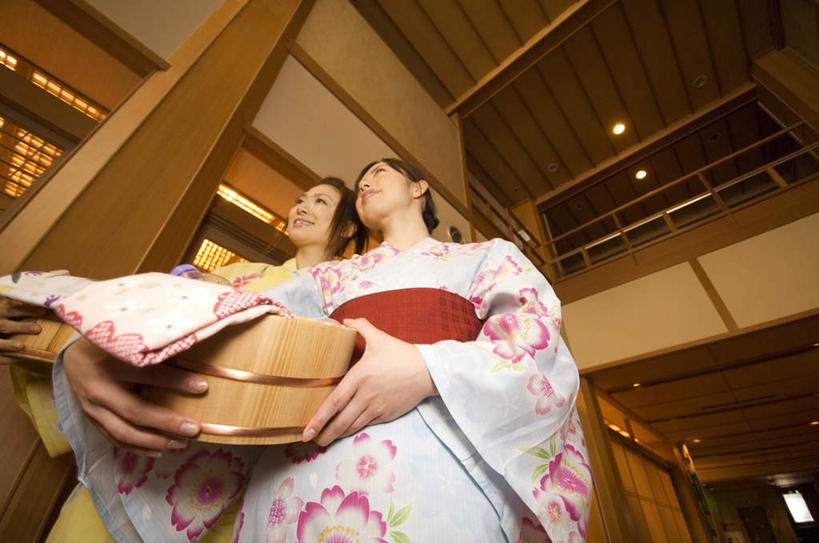 东方人,两个人,伙伴,朋友,站,走,捧,笑,摸,微笑,露齿笑,横图,室内,白天,仰视,民族服装,友谊,亚洲,一条,抚摸,阴影,花纹,和服,光线,木制,图案,影子,墙,走道,走廊,过道,注视,黄种人,腰带,墙壁,墙面,红色,阳光,木制品,脸盆,毛巾,观察,看,站着,服饰,观看,察看,关注,配饰,吴服,唐草,唐花,唐锦,友情,年轻女性,女人,女性,亚洲人,步行,触摸,端,端着,接触,捧着,散步,手捧,站立,走路,半身,彩图,低角度拍摄,传统服装,民俗服