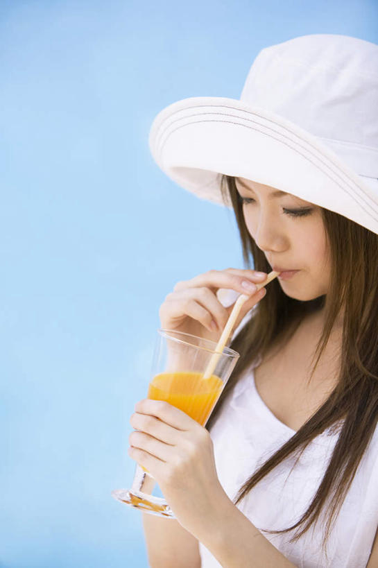 东方人,一个人,体育馆,游泳池,站,笑,摸,微笑,露齿笑,竖图,俯视,室外,白天,裙子,旅游,度假,水,杯子,帽子,亚洲,仅一个年轻女性,仅一个女性,仅一个人,抚摸,喝,握,连衣裙,高脚杯,塑料,水池,水面,红酒杯,一杯,拿,拿着,注视,黄种人,娱乐,泳池,玻璃制品,一个,黄色,白色,酒杯,塑料制品,吸管,遮阳帽,低头,观察,看,站着,享受,休闲,放松,握着,单个,观看,察看,游泳馆,空心,关注,橘子汁,一顶,饮管,年轻女性,女人,女性,亚洲人,玻璃杯,触摸,接触,站立,半身,彩图,高角度拍摄,圆柱状