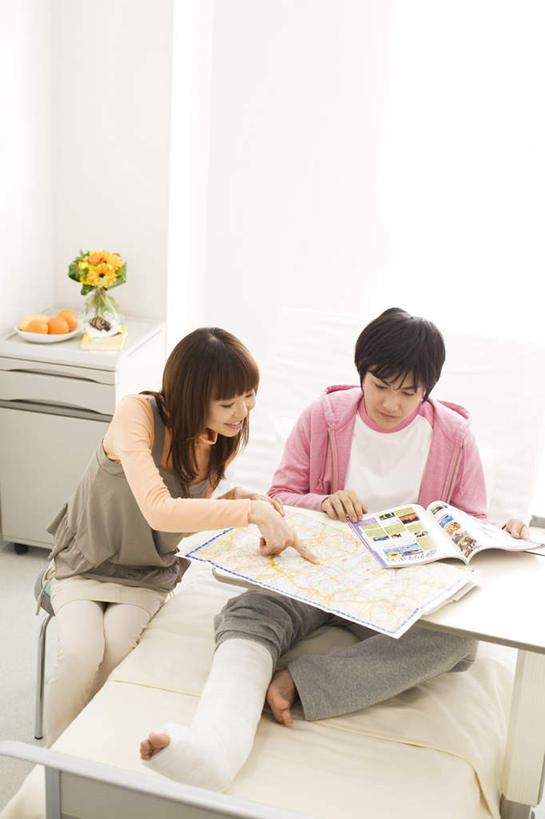 东方人,头发,两个人,家庭,夫妻,病人,医院,躺,蹲,笑,摸,微笑,露齿笑,竖图,俯视,室内,白天,爱情,餐桌,窗户,落地窗,桌子,亚洲,抚摸,握,指,阴影,服装,盛开,光线,影子,墙,浪漫,拿,花蕾,拿着,注视,休闲装,黄种人,方向,玻璃窗,墙壁,墙面,花,花瓣,花朵,鲜花,衣服,粉色,黄色,黑色,灰色,阳光,花苞,花蕊,观察,看,手势,休闲,温暖,温馨,一家人,休闲服,恩爱,握着,恋人,服饰,餐台,观看,和睦,察看,指向,食指,关注,医疗机构,卧着,男人,男性,年轻男性,年轻女性,女人,女性,亚洲人,夫妇,情侣,患者,就医者,触摸,蹲着,接触,躺着,卧,半身,彩图,高角度拍摄,病院,诊所,伴侣,融洽