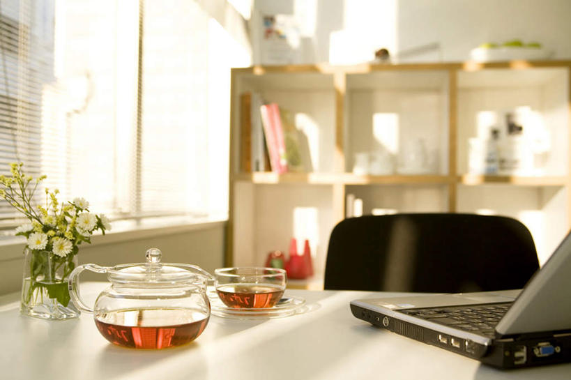 无人,客厅,横图,室内,白天,正面,电脑,笔记本电脑,植物,餐桌,窗户,柜子,桌子,杯子,阴影,朦胧,模糊,光线,网络,材料,瓷器,档案,壶,盆栽,文件,影子,墙,咖啡杯,盆景,陶瓷制品,通讯设备,玻璃窗,墙壁,墙面,玻璃制品,水壶,绿色,阳光,自然,茶壶,水杯,资料,生长,成长,餐台,一台,无线,起居室,文档,瓷杯,通信设备,无线网络,档案柜,无线上网,便携式电脑,手提电脑,玻璃杯,彩图