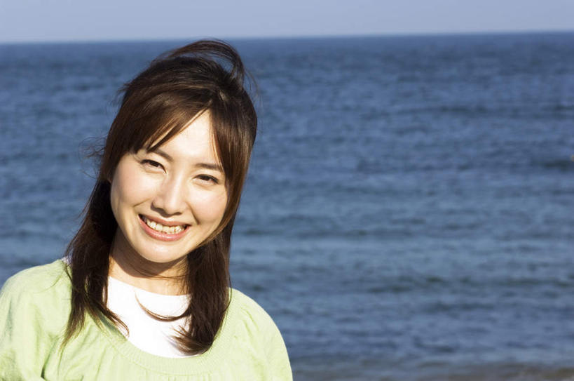 东方人,头发,一个人,站,笑,微笑,露齿笑,横图,室外,特写,白天,正面,旅游,度假,海浪,海洋,亚洲,仅一个年轻女性,仅一个女性,仅一个人,阴影,波纹,服装,光线,影子,浪花,水平线,云,云朵,辽阔,海平线,云彩,注视,休闲装,黄种人,娱乐,衣服,蓝色,绿色,黑色,白云,蓝天,水纹,天空,阳光,海水,波浪,天,观察,看,站着,享受,休闲,广阔,休闲服,放松,服饰,观看,一望无际,察看,关注,海景,无边无际,一马平川,年轻女性,女人,女性,亚洲人,长发,大海,风浪,海,海水的波动,近岸浪,涌浪,站立,半身,彩图,水天相接,水天一线