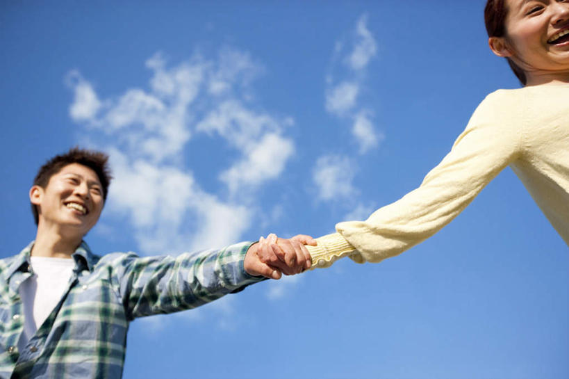 东方人,头发,两个人,家庭,夫妻,站,走,握手,笑,摸,微笑,露齿笑,横图,室外,白天,仰视,衬衫,爱情,旅游,度假,亚洲,抚摸,阴影,服装,光线,影子,云,云朵,浪漫,云彩,注视,休闲装,黄种人,娱乐,衣服,黄色,蓝色,黑色,白云,蓝天,天空,阳光,天,观察,看,站着,张嘴,享受,休闲,温暖,温馨,一家人,休闲服,恩爱,放松,恋人,服饰,观看,和睦,察看,关注,张大嘴巴,男人,男性,年轻男性,年轻女性,女人,女性,亚洲人,夫妇,情侣,张开嘴,步行,触摸,接触,拉手,散步,手拉手,手握手,站立,走路,半身,彩图,低角度拍摄,衬衣,伴侣,融洽