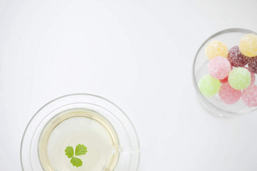 无人,横图,俯视,室内,特写,白天,水,茶,桌面,餐具,叶子,一堆,许多,阴影,堆叠,堆积,光线,碟子,盘,液体,影子,水滴,食品,糖,糖果,甜点,甜品,绿叶,薄荷叶,一杯,食物,黄色,红色,蓝色,阳光,盘子,碟,甜食,球体,嫩叶,堆,硬糖,叶,叶片,彩图,高角度拍摄