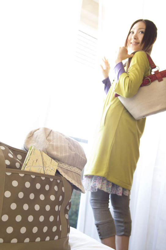 东方人,背,头发,一个人,站,笑,摸,微笑,露齿笑,竖图,室内,白天,窗户,床,落地窗,卧室,亚洲,仅一个年轻女性,仅一个女性,仅一个人,抚摸,阴影,服装,光线,包,拉杆箱,旅行箱,皮包,影子,墙,床单,扭头,注视,休闲装,黄种人,被子,玻璃窗,墙壁,墙面,一个,背面,衣服,黄色,阳光,行李箱,箱子,背着,观察,看,站着,转头,休闲,休闲服,服饰,单人床,单个,观看,出差,单肩包,察看,被单,关注,年轻女性,女人,女性,亚洲人,触摸,接触,站立,半身,彩图,旅行,睡房,卧房