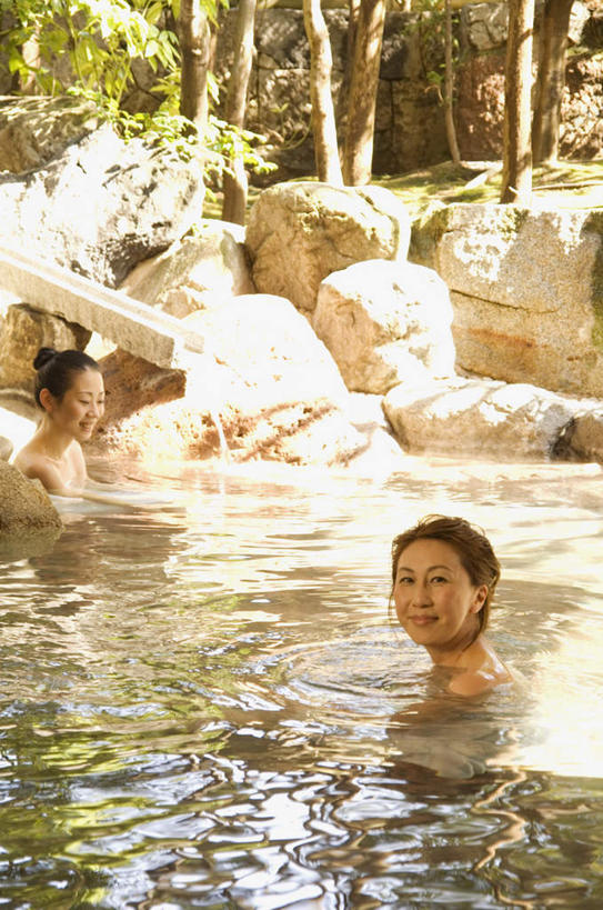 东方人,头发,两个人,伙伴,朋友,坐,笑,微笑,露齿笑,竖图,室外,白天,侧面,浴袍,按摩,美容,友谊,草地,草坪,石头,水,植物,亚洲,护肤,阴影,波纹,光线,石子,液体,影子,水滴,扭头,注视,黄种人,草,树,树木,绿色,白色,黑色,水纹,阳光,自然,波浪,观察,看,靠,靠着,倚靠,转头,保养,享受,休闲,放松,SPA水疗,保健,温泉浴场,生长,成长,观看,察看,倚着,关注,养颜,友情,年轻女性,女人,女性,亚洲人,石块,矿泉疗养地,坐着,半身,彩图,汤帷子,浴衣,水疗