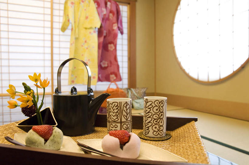 点心,无人,客厅,横图,室内,白天,正面,民族服装,旅游,度假,窗户,餐具,悬挂,阴影,和服,盛开,光线,瓷砖,地砖,碟子,壶,盘,影子,墙,食品,甜点,甜品,地面,花蕾,娱乐,玻璃窗,墙壁,墙面,水壶,花,花瓣,花朵,鲜花,食物,糕点,两个,一个,粉色,黄色,黑色,阳光,盘子,茶壶,碟,甜食,花苞,花蕊,两件,享受,休闲,放松,服饰,单个,起居室,吴服,唐草,唐花,唐锦,彩图,传统服装,民俗服