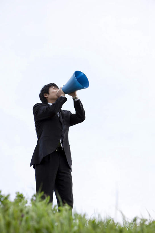 东方人,头发,一个人,商务人士,商务男性,站,举,笑,微笑,露齿笑,竖图,室外,白天,仰视,衬衫,草地,草坪,植物,亚洲,仅一个男性,仅一个人,握,阴影,套装,光线,影子,拿,拿着,注视,黄种人,喇叭,草,仅一个年轻男性,一个,蓝色,绿色,黑色,蓝天,天空,阳光,天,观察,看,托,站着,握着,晴朗,单个,观看,察看,喊叫,呼喊,关注,商务装,工薪阶层,万里无云,男人,男性,年轻男性,亚洲人,白领,上班族,晴空,晴空万里,举起,举手,举着,抬头,向上举,向上伸,向上托,仰头,站立,半身,彩图,低角度拍摄,衬衣