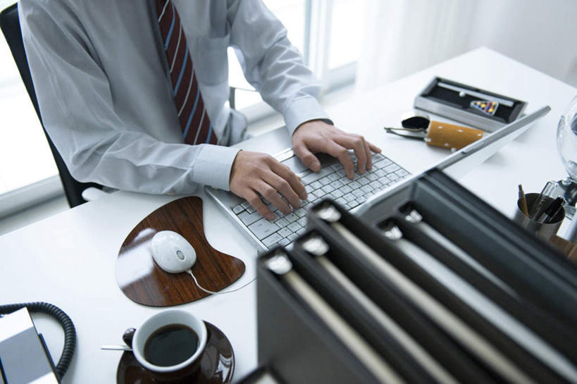 东方人,一个人,商务人士,商务男性,办公室,坐,笑,摸,微笑,露齿笑,横图,俯视,室内,白天,衬衫,电脑,笔记本电脑,窗户,桌子,杯子,餐具,亚洲,仅一个男性,仅一个人,一排,许多,抚摸,敲打,阴影,套装,整齐,光线,网络,材料,瓷器,档案,碟子,盘,文件,影子,办公桌,墙,咖啡杯,陶瓷制品,注视,黄种人,输入,通讯设备,玻璃窗,墙壁,墙面,排列,仅一个年轻男性,阳光,盘子,资料,碟,打字,低头,观察,看,靠,靠着,倚靠,观看,点击,敲击,察看,无线,倚着,队列,关注,文档,瓷杯,通信设备,商务装,无线网络,无线上网,便携式电脑,工薪阶层,按键,手提电脑,男人,男性,年轻男性,亚洲人,白领,上班族,触摸,接触,坐着,半身,彩图,高角度拍摄,衬衣