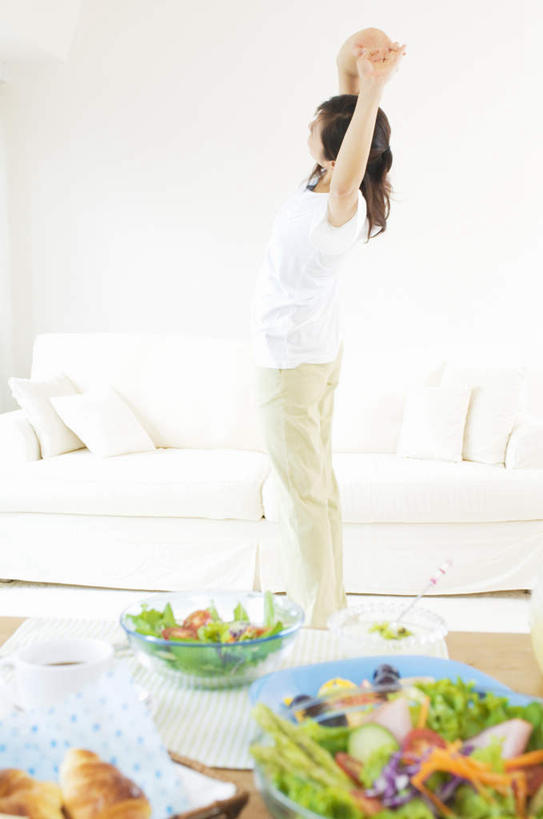 点心,面包,东方人,头发,一个人,客厅,站,伸展双臂,竖图,室内,白天,侧面,餐桌,靠垫,沙发,桌子,蔬菜,西红柿,餐具,水果,亚洲,仅一个年轻女性,仅一个女性,仅一个人,伸展,服装,碟子,盘,墙,生菜,莴苣,蔬菜沙拉,沙拉,食品,面点,靠枕,注视,休闲装,黄种人,色拉,伸懒腰,沙律,墙壁,墙面,食物,糕点,衣服,白色,黑色,盘子,垫子,碟,枕头,观察,看,站着,休闲,休闲服,放松,服饰,有机食品,绿色食品,餐台,观看,色拉酱,察看,起居室,关注,千岛酱,惬意,布艺沙发,春菜,鹅仔菜,莴仔菜,千金菜,懒腰,叶用莴苣,年轻女性,女人,女性,亚洲人,进餐用具,烹调用具,樱桃番茄,圣女果,番茄,敞开双臂,伸开双臂,展开双肩,站立,张开手臂,张开双臂,彩图,全身,慵懒