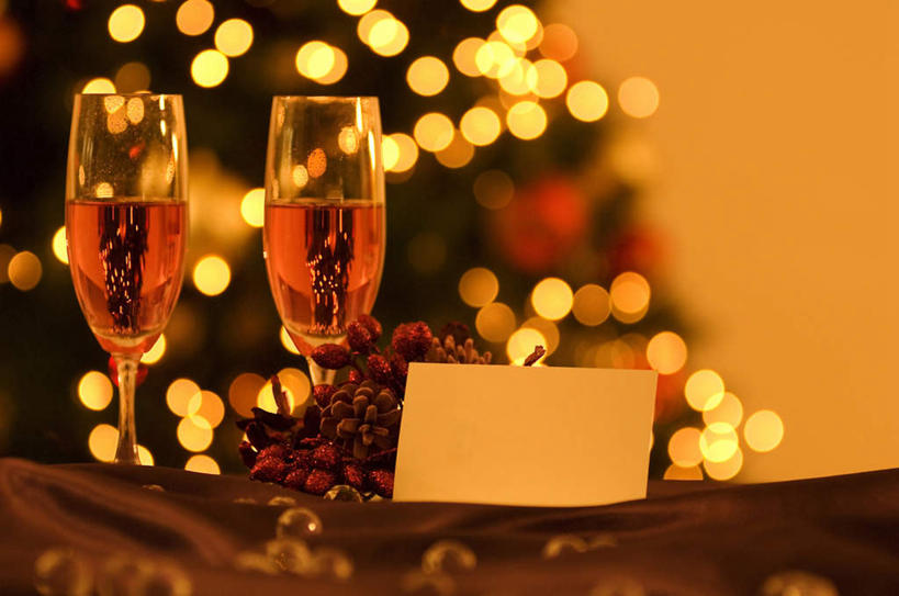 葡萄酒,无人,横图,室内,特写,白天,正面,植物,台灯,桌面,杯子,照明,圣诞节,一张,阴影,节日,朦胧,模糊,庆祝,装饰,反射,彩灯,高脚杯,影子,灯光,圣诞树,贺卡,红酒杯,酒类,两杯,文化,玻璃制品,灯,酒,树,树木,饮料,绿色,白色,自然,酒杯,卡片,灯具,庆典,生长,成长,纪念,华丽,修饰,照亮,点缀,照明设备,衬托,美观,雅致,雅观,玻璃杯,彩图