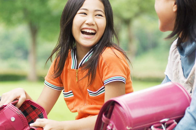 东方人,儿童,头发,两个人,伙伴,朋友,坐,笑,摸,微笑,露齿笑,横图,室外,白天,正面,旅游,度假,友谊,草地,草坪,植物,亚洲,抚摸,握,阴影,服装,朦胧,模糊,光线,包,书包,影子,拿,拿着,扭头,注视,休闲装,黄种人,娱乐,相视,草,树,树木,两个,小孩,衣服,黄色,红色,蓝色,绿色,黑色,阳光,自然,背包,观察,看,转头,享受,休闲,面对面,休闲服,放松,握着,服饰,生长,成长,观看,对视,察看,关注,相对,相看,友情,男孩,男人,男性,女孩,女人,女性,亚洲人,长发,触摸,接触,坐着,半身,彩图,双肩包,男生,女生