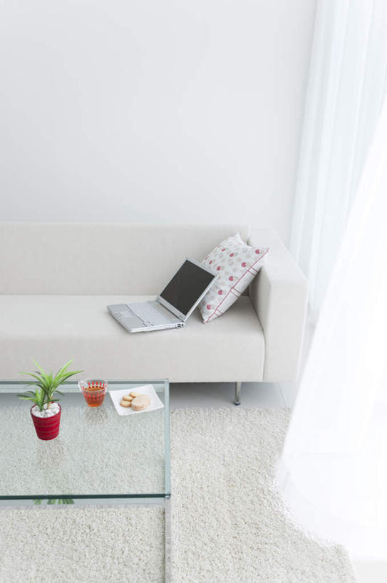 无人,客厅,竖图,俯视,室内,白天,旅游,度假,电脑,笔记本电脑,植物,餐桌,窗帘,靠垫,桌子,阴影,光线,网络,瓷砖,地砖,盆栽,影子,墙,靠枕,盆景,地面,娱乐,通讯设备,墙壁,墙面,绿色,阳光,自然,垫子,枕头,享受,休闲,放松,生长,成长,餐台,一台,无线,起居室,通信设备,无线网络,无线上网,便携式电脑,手提电脑,彩图,高角度拍摄