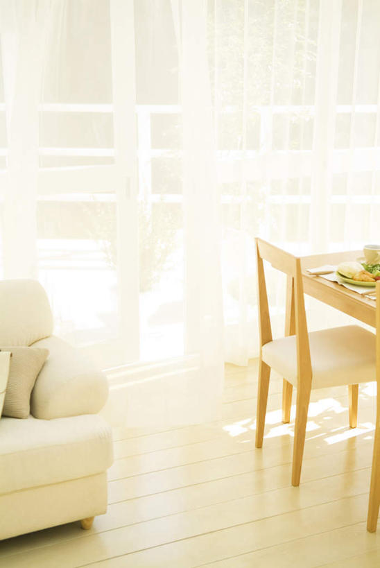 无人,客厅,栏杆,竖图,室内,白天,正面,旅游,度假,草地,草坪,植物,餐桌,窗户,窗帘,靠垫,落地窗,桌子,椅子,阴影,光线,盆栽,影子,木椅,围栏,靠枕,盆景,娱乐,护栏,玻璃窗,草,绿色,阳光,自然,垫子,枕头,享受,休闲,放松,生长,成长,餐台,起居室,彩图