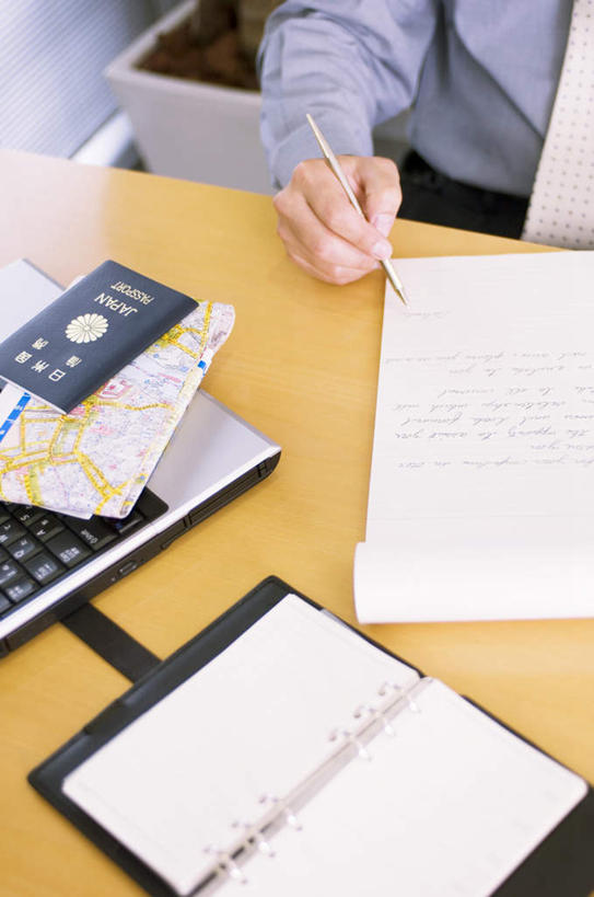 东方人,一个人,商务人士,商务男性,办公室,坐,摸,打电话,竖图,俯视,室内,白天,衬衫,电脑,笔记本电脑,桌子,电话,手机,椅子,亚洲,仅一个男性,仅一个人,一本,抚摸,敲打,写,套装,网络,笔,材料,档案,文件,办公桌,木椅,办公用品,记事本,黄种人,输入,通讯设备,文具,仅一个年轻男性,本子,笔记本,学习用品,资料,打字,记录,靠,靠着,倚靠,点击,敲击,文具用品,无线,倚着,文档,通信设备,商务装,无线网络,无线上网,便携式电脑,工薪阶层,交流,按键,手提电脑,男人,男性,年轻男性,亚洲人,白领,上班族,触摸,沟通,接触,通话,坐着,半身,彩图,高角度拍摄,衬衣