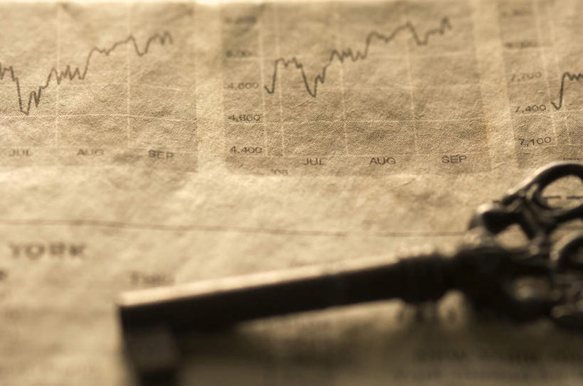 无人,横图,俯视,室内,特写,白天,安全,桌面,报纸,一把,一张,阴影,朦胧,模糊,光线,信息,影子,防护,钥匙,阳光,保护,新闻,开启,封闭,保险,私密,保全,周全,安稳,安定,防盗,平安,彩图,高角度拍摄,报刊