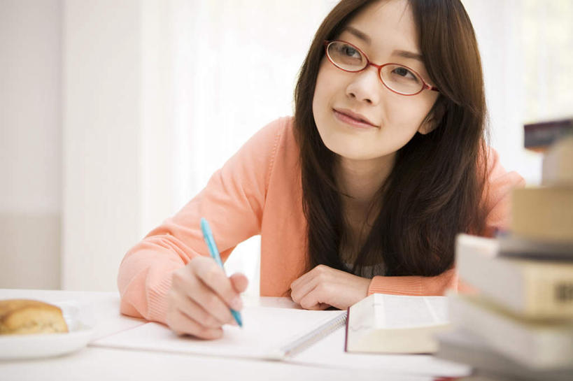 点心,面包,东方人,头发,一个人,客厅,坐,笑,微笑,露齿笑,横图,室内,白天,正面,阅读,桌子,报纸,餐具,书籍,亚洲,仅一个年轻女性,仅一个女性,仅一个人,一副,许多,学习,阴影,服装,光线,笔,碟子,盘,眼镜,影子,墙,食品,面点,办公用品,注视,休闲装,黄种人,书桌,墙壁,墙面,文具,食物,糕点,衣服,粉色,黄色,阳光,盘子,课桌,学习用品,碟,低头,观察,看,靠,靠着,倚靠,休闲,休闲服,浏览,服饰,观看,文具用品,察看,起居室,倚着,关注,近视眼镜,年轻女性,女人,女性,亚洲人,长发,卷发,书,图书,坐着,半身,彩图