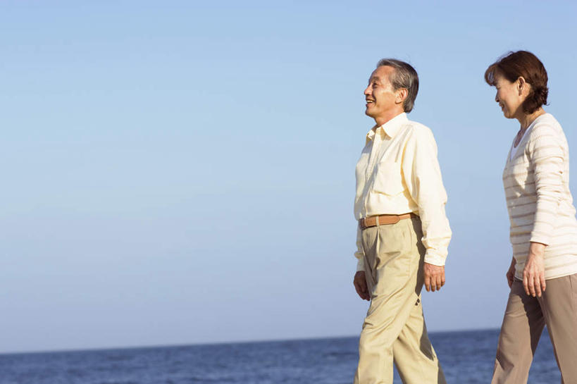 东方人,头发,两个人,家庭,夫妻,站,走,笑,微笑,露齿笑,横图,室外,白天,侧面,爱情,旅游,度假,海浪,海洋,美景,亚洲,阴影,波纹,服装,光线,影子,景观,浪花,云,云朵,浪漫,云彩,注视,休闲装,黄种人,娱乐,衣服,蓝色,白色,黑色,白云,蓝天,水纹,天空,阳光,自然,海水,波浪,天,观察,看,站着,享受,休闲,温暖,温馨,一家人,休闲服,景色,恩爱,放松,恋人,服饰,观看,和睦,察看,关注,自然风光,海景,老年男性,老年女性,男人,男性,女人,女性,亚洲人,夫妇,情侣,大海,风浪,海,海水的波动,近岸浪,涌浪,步行,散步,站立,走路,半身,彩图,伴侣,融洽