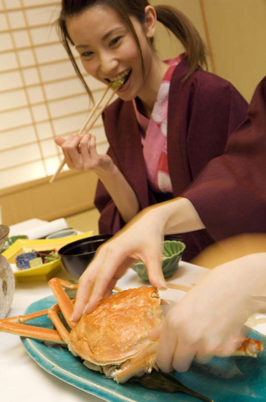 海鲜,蟹,东方人,头发,两个人,伙伴,朋友,客厅,坐,笑,摸,吃,微笑,露齿笑,竖图,室内,白天,正面,民族服装,烹饪,友谊,餐桌,桌子,杯子,餐具,亚洲,抚摸,握,阴影,和服,光线,螃蟹,碟子,方格,盘,影子,墙,日本料理,料理,食品,拿,拿着,扭头,注视,黄种人,水产,菜肴,美食,海洋生物,墙壁,墙面,食物,黄色,红色,绿色,黑色,阳光,盘子,水杯,碟,日式料理,观察,看,靠,靠着,倚靠,转头,日式,握着,服饰,佳肴,餐台,观看,察看,起居室,倚着,关注,水生动物,海产品,水生物,海底动物,吴服,唐草,唐花,唐锦,友情,年轻女性,女人,女性,亚洲人,长发,茶杯,触摸,接触,嚼,食,坐着,半身,彩图,传统服装,民俗服