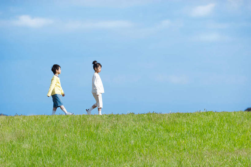 东方人,儿童,头发,两个人,伙伴,朋友,站,走,笑,微笑,露齿笑,横图,室外,白天,侧面,旅游,度假,友谊,纯洁,草地,草坪,植物,亚洲,阴影,服装,光线,影子,云,云朵,云彩,注视,休闲装,黄种人,娱乐,草,小孩,衣服,黄色,蓝色,绿色,白色,黑色,白云,蓝天,天空,阳光,天,观察,看,站着,享受,休闲,休闲服,放松,可爱,童年,童趣,服饰,观看,察看,关注,童真,烂漫,无邪,天真,友情,男孩,男人,男性,女孩,女人,女性,亚洲人,步行,散步,站立,走路,彩图,全身,男生,女生