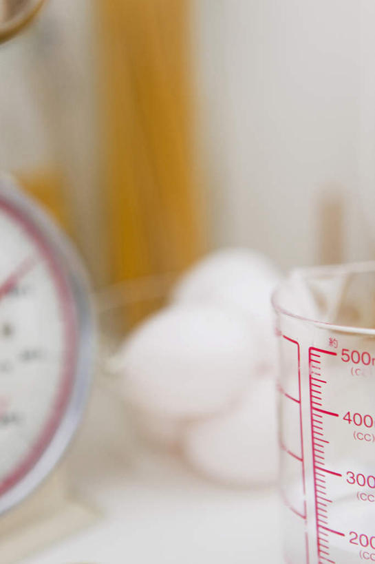 无人,竖图,俯视,室内,特写,白天,实验,仪器,桌面,杯子,一把,一堆,许多,阴影,堆叠,堆积,朦胧,模糊,研究,透明,分析,光线,化学,测试,影子,蛋,鸡蛋,量杯,玻璃制品,一个,白色,阳光,玻璃瓶,瓶子,器皿,单个,堆,衡量,计量,台秤,玻璃仪器,试验耗材,实验用品,衡器,卵,玻璃杯,秤,彩图,高角度拍摄