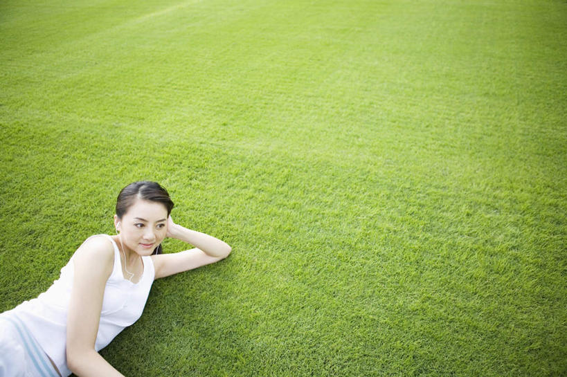 东方人,头发,一个人,躺,笑,摸,微笑,露齿笑,横图,俯视,室外,白天,旅游,度假,草地,草坪,植物,亚洲,仅一个年轻女性,仅一个女性,仅一个人,撑,抚摸,阴影,服装,光线,影子,扭头,注视,休闲装,黄种人,娱乐,草,衣服,绿色,白色,黑色,阳光,观察,看,转头,享受,休闲,休闲服,放松,服饰,观看,察看,撑着,关注,卧着,年轻女性,女人,女性,亚洲人,触摸,接触,躺着,卧,半身,彩图,高角度拍摄