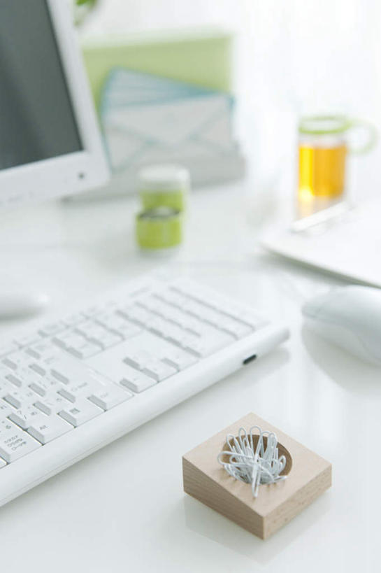 无人,竖图,俯视,室内,特写,白天,电脑,笔记本电脑,桌面,桌子,杯子,玻璃,一堆,许多,阴影,堆叠,堆积,朦胧,模糊,光线,网络,材料,档案,文件,影子,办公桌,回形针,通讯设备,玻璃制品,一个,白色,阳光,水杯,资料,单个,堆,烟灰缸,一台,无线,文档,通信设备,无线网络,无线上网,便携式电脑,烟碟,烟盅,手提电脑,玻璃杯,彩图,高角度拍摄