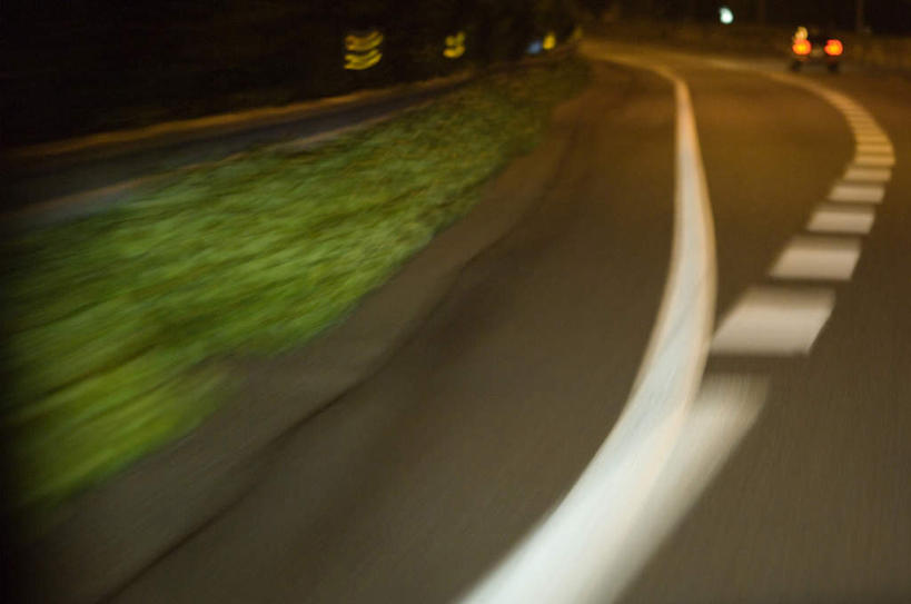 无人,栏杆,横图,俯视,室外,夜晚,旅游,度假,草地,草坪,植物,道路,路,公路,汽车,朦胧,模糊,围栏,横道线,交通,娱乐,护栏,车,草,绿色,白色,交通工具,轿车,驾驶,行驶,享受,休闲,放松,操纵,控制,载具,操控,把持,马路,彩图,高角度拍摄