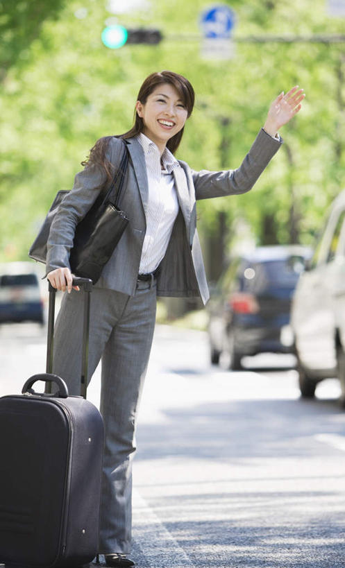 东方人,头发,一个人,商务人士,商务女性,站,举,笑,微笑,露齿笑,竖图,室外,白天,正面,旅游,度假,草地,草坪,植物,道路,路,公路,汽车,亚洲,仅一个年轻女性,仅一个女性,仅一个人,两辆,套装,包,拉杆箱,旅行箱,皮包,交通,拎,注视,黄种人,娱乐,车,草,树,树木,一个,绿色,黑色,自然,行李箱,箱子,交通工具,轿车,观察,看,托,站着,招手,享受,休闲,放松,生长,单个,成长,观看,出差,单肩包,察看,关注,载具,商务装,工薪阶层,年轻女性,女人,女性,亚洲人,长发,白领,上班族,马路,举起,举手,举着,向上举,向上伸,向上托,站立,彩图,全身,旅行,拎着