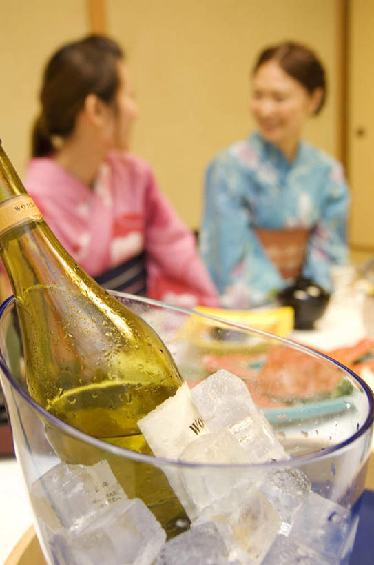 海鲜,蟹,葡萄酒,东方人,两个人,伙伴,朋友,客厅,坐,笑,微笑,露齿笑,竖图,室内,特写,白天,正面,民族服装,烹饪,奢侈,快乐,友谊,餐桌,桌子,亚洲,和服,朦胧,模糊,螃蟹,铁桶,桶,墙,日本料理,冰块,料理,食品,一杯,浪漫,扭头,注视,黄种人,冷冻,水产,菜肴,美食,海洋生物,相视,墙壁,墙面,酒,食物,饮料,红色,蓝色,容器,日式料理,香槟,观察,看,转头,日式,面对面,寒冷,诱惑,服饰,佳肴,餐台,观看,储藏,对视,察看,起居室,储存,关注,水生动物,海产品,相对,水生物,冰桶,海底动物,吴服,相看,香槟桶,唐草,唐花,唐锦,气泡酒,起泡酒,汽酒,友情,年轻女性,女人,女性,亚洲人,坐着,半身,彩图,传统服装,民俗服,高兴,欢笑,贮存