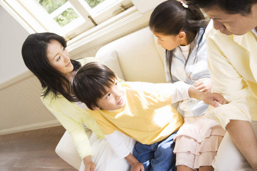 东方人,儿童,头发,四个人,家庭,夫妻,母亲,父亲,女儿,儿子,客厅,坐,笑,摸,微笑,露齿笑,横图,俯视,室内,白天,正面,爱情,纯洁,植物,窗户,沙发,亚洲,一排,抚摸,阴影,服装,整齐,光线,影子,墙,浪漫,扭头,注视,休闲装,黄种人,玻璃窗,墙壁,墙面,树,树木,排列,小孩,衣服,黄色,绿色,黑色,阳光,自然,观察,看,转头,休闲,温暖,温馨,父女,母子,一家人,休闲服,恩爱,父爱,可爱,母爱,童年,童趣,恋人,服饰,生长,成长,观看,和睦,察看,起居室,队列,关注,布艺沙发,童真,烂漫,无邪,天真,男孩,男人,男性,年轻男性,年轻女性,女孩,女人,女性,亚洲人,孩子,夫妇,情侣,触摸,接触,坐着,彩图,高角度拍摄,伴侣,融洽,男生,女生