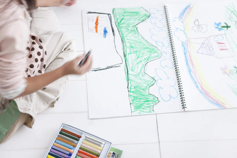 东方人,儿童,头发,一个人,跪,笑,微笑,露齿笑,竖图,俯视,室内,白天,纯洁,亚洲,仅一个女性,仅一个人,一排,许多,握,阴影,服装,整齐,光线,笔,蜡笔,影子,纸,办公用品,拿,拿着,注视,休闲装,黄种人,文具,排列,小孩,衣服,黑色,灰色,阳光,学习用品,低头,观察,看,仅一个小孩,休闲,休闲服,可爱,童年,童趣,握着,服饰,观看,文具用品,察看,队列,关注,童真,烂漫,无邪,天真,女孩,女人,女性,亚洲人,孩子,跪着,画画,半身,彩图,高角度拍摄,女生