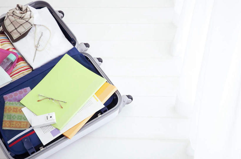 无人,横图,俯视,室内,白天,窗户,落地窗,一堆,一副,许多,阴影,堆叠,堆积,服装,光线,笔,材料,瓷砖,档案,地砖,拉杆箱,旅行箱,文件,眼镜,影子,墙,办公用品,地面,休闲装,玻璃窗,墙壁,墙面,文具,一个,衣服,阳光,行李箱,学习用品,箱子,资料,休闲,休闲服,服饰,单个,堆,出差,文具用品,文档,近视眼镜,彩图,高角度拍摄,旅行