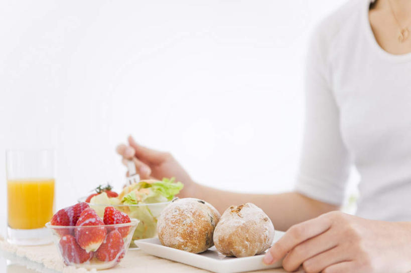 东方人,一个人,坐,摸,横图,室内,白天,正面,餐桌,桌子,草莓,浆果,蔬菜,土豆,西红柿,餐具,水果,亚洲,仅一个年轻女性,仅一个女性,仅一个人,抚摸,握,服装,新鲜,碟子,盘,勺子,生菜,莴苣,生食,食品,果实,一杯,拿,拿着,休闲装,黄种人,食物,衣服,黄色,红色,白色,盘子,调羹,碟,汤匙,休闲,休闲服,握着,服饰,有机食品,绿色食品,餐台,橘子汁,馍馍蛋,春菜,鹅仔菜,莴仔菜,千金菜,叶用莴苣,年轻女性,女人,女性,亚洲人,洋莓,水果皇后,红莓,地莓,樱桃番茄,洋芋,圣女果,山药蛋,马铃薯,番茄,触摸,接触,坐着,半身,彩图