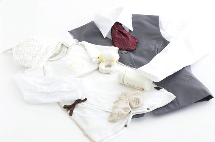 无人,横图,俯视,室内,特写,白天,白色背景,制服,桌面,一堆,阴影,堆叠,堆积,服装,光线,影子,折叠,休闲装,衣服,红色,白色,阳光,休闲,校服,休闲服,摄影,服饰,影棚,堆,学生服,两套,彩图,高角度拍摄,影棚拍摄,拍摄