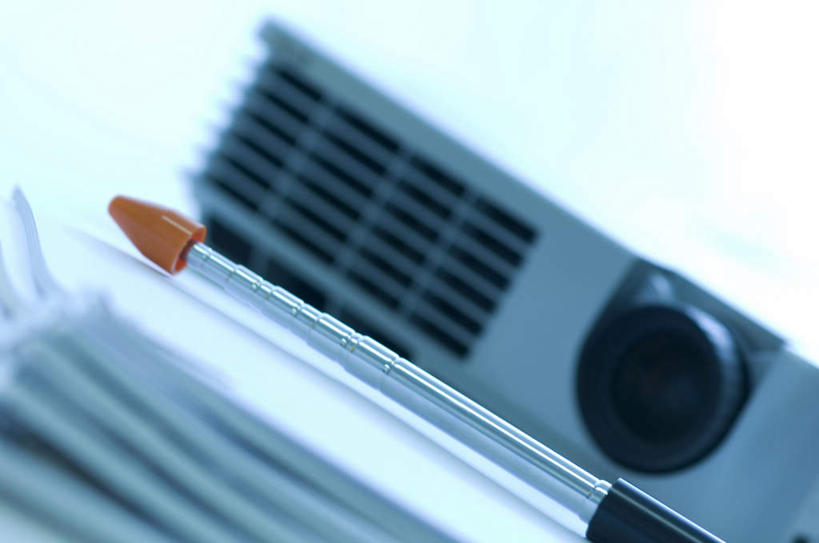 无人,横图,室内,特写,白天,正面,桌面,一堆,一排,许多,阴影,堆叠,堆积,朦胧,模糊,整齐,光线,笔,材料,档案,文件,影子,投影仪,办公用品,设备,文具,排列,阳光,学习用品,资料,堆,一台,文具用品,一支,队列,文档,投影机,彩图