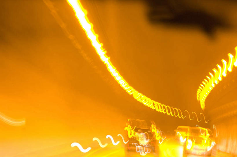 无人,横图,室内,白天,正面,旅游,度假,道路,路,公路,汽车,照明,一排,许多,朦胧,模糊,整齐,隧道,壁灯,墙,灯光,交通,娱乐,墙壁,墙面,车,灯,排列,灯具,交通工具,轿车,驾驶,行驶,享受,休闲,放松,创意,操纵,照亮,控制,照明设备,队列,载具,特效,创新,操控,把持,马路,彩图