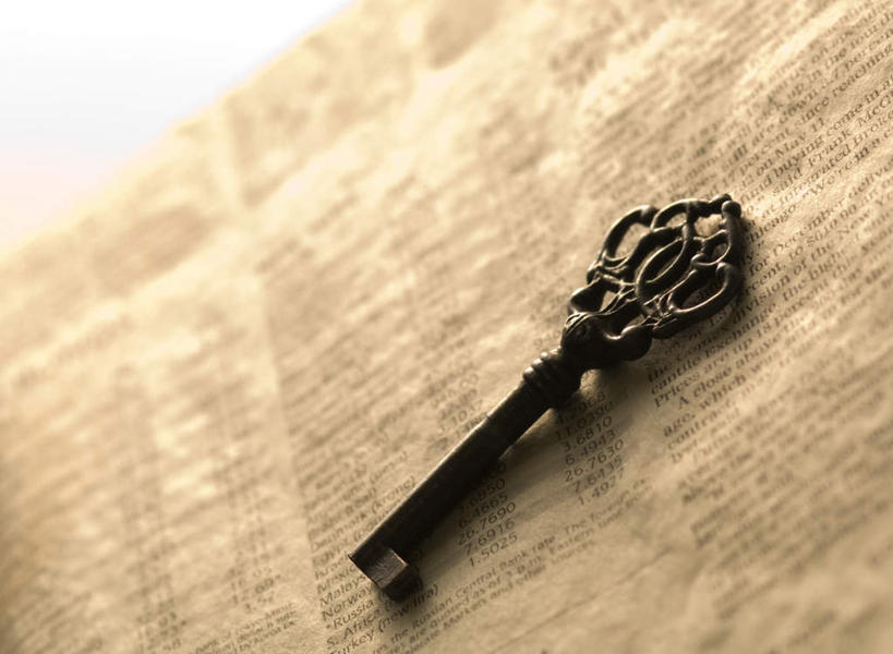 无人,横图,俯视,室内,特写,白天,安全,桌面,报纸,一把,一张,阴影,花纹,朦胧,模糊,光线,信息,图案,影子,防护,钥匙,黑色,阳光,保护,新闻,开启,封闭,保险,私密,保全,周全,安稳,安定,防盗,平安,彩图,高角度拍摄,报刊