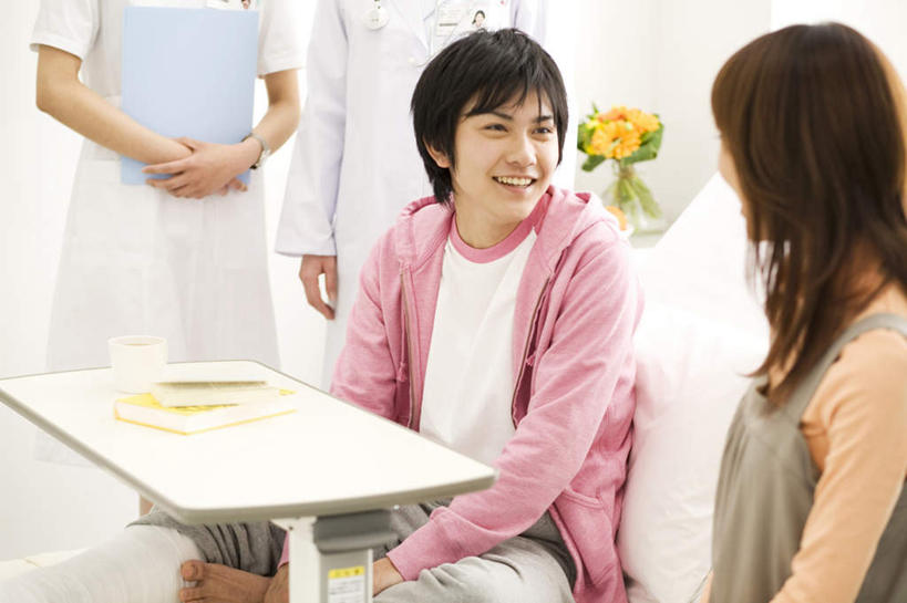 东方人,头发,四个人,家庭,夫妻,医生,病人,医院,坐,笑,摸,微笑,露齿笑,横图,室内,白天,正面,爱情,餐桌,窗户,落地窗,桌子,亚洲,抚摸,阴影,服装,盛开,光线,影子,墙,浪漫,花蕾,注视,休闲装,黄种人,玻璃窗,相视,墙壁,墙面,花,花瓣,花朵,鲜花,衣服,粉色,黄色,黑色,阳光,花苞,花蕊,观察,看,靠,靠着,倚靠,医护人员,医疗人员,休闲,温暖,温馨,一家人,面对面,休闲服,菊花,恩爱,恋人,服饰,餐台,观看,对视,和睦,察看,倚着,白大褂,关注,相对,医疗机构,相看,男人,男性,年轻男性,年轻女性,女人,女性,亚洲人,夫妇,情侣,大夫,患者,就医者,触摸,接触,坐着,半身,彩图,病院,诊所,伴侣,融洽