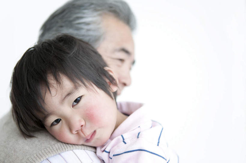 东方人,儿童,脸,头,脸颊,头发,两个人,家庭,祖父,站,抱,笑,微笑,露齿笑,横图,室内,白天,白色背景,侧面,亚洲,条纹,服装,注视,休闲装,黄种人,小孩,衣服,白色,黑色,观察,看,站着,转头,休闲,温暖,温馨,一家人,休闲服,摄影,服饰,影棚,爷爷,抱着,观看,祖孙,和睦,察看,搂着,关注,外公,外祖父,外孙,外孙子,老年男性,男孩,男人,男性,亚洲人,孩子,头部,脸部,脸蛋,面部,孙子,怀抱,搂,搂抱,相抱,拥抱,站立,半身,彩图,影棚拍摄,拍摄,融洽,男生