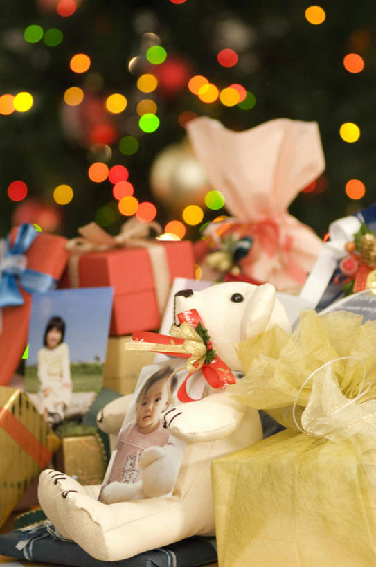 东方人,儿童,一个人,无人,竖图,照片,室内,白天,正面,纯洁,植物,台灯,礼盒,礼物,照明,圣诞节,亚洲,仅一个女性,仅一个人,一棵,许多,节日,庆祝,装饰,彩灯,纸盒,灯光,圣诞树,黄种人,文化,灯,盒子,树,树木,一个,小孩,绿色,白色,自然,包装盒,彩带,玩具熊,礼品盒,灯具,仅一个小孩,庆典,可爱,童年,童趣,摄影,礼品,生长,单个,成长,纪念,华丽,修饰,照亮,点缀,照明设备,童真,烂漫,无邪,衬托,美观,雅致,雅观,天真,女孩,女人,女性,亚洲人,孩子,相片,半身,彩图,拍摄,照相,女生
