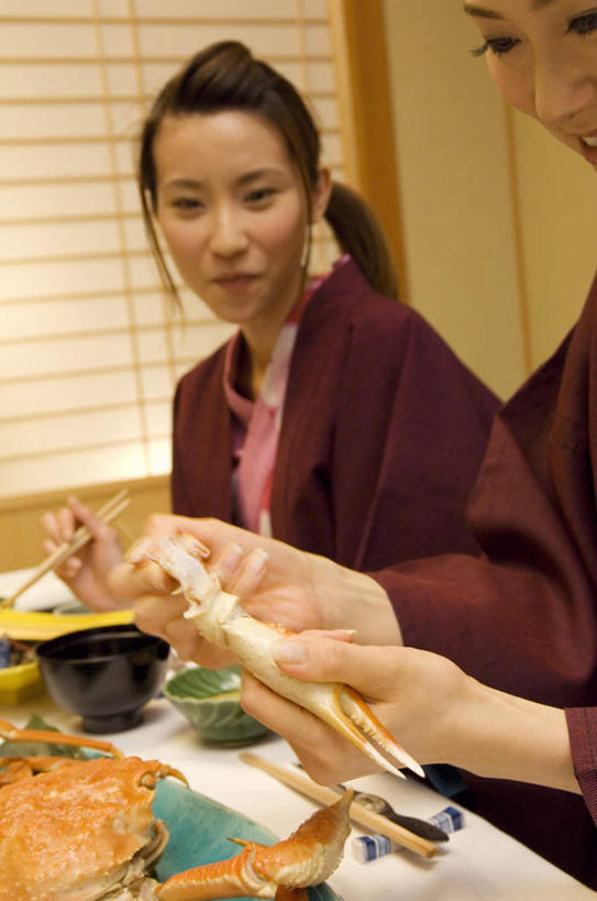 海鲜,蟹,东方人,头发,客厅,坐,笑,摸,微笑,露齿笑,竖图,室内,白天,正面,民族服装,烹饪,窗户,筷子,落地窗,门,餐具,亚洲,一堆,许多,抚摸,握,阴影,堆叠,堆积,和服,光线,螃蟹,碟子,盘,影子,墙,日本料理,料理,食品,拿,拿着,注视,黄种人,文化,传统,水产,菜肴,美食,海洋生物,玻璃窗,墙壁,墙面,食物,黄色,红色,黑色,阳光,盘子,碟,门框,碗,日式料理,观察,看,日式,握着,服饰,佳肴,观看,堆,礼节,察看,起居室,关注,水生动物,海产品,礼仪,水生物,海底动物,吴服,唐草,唐花,唐锦,亚洲人,长发,进餐用具,烹调用具,触摸,接触,坐着,半身,彩图,传统服装,民俗服