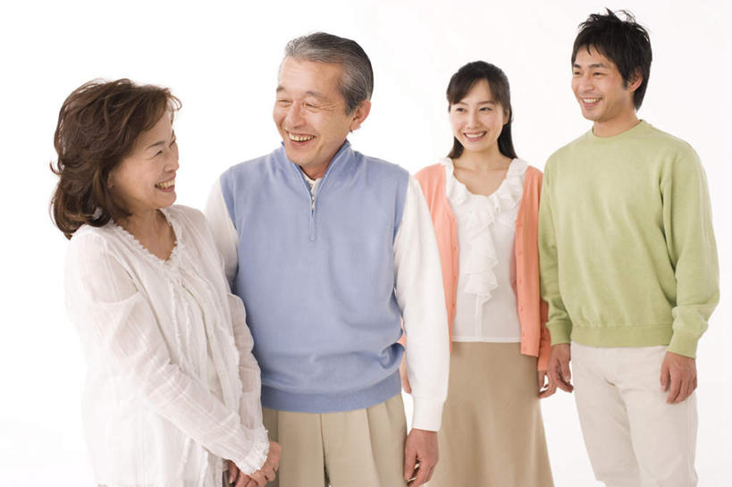 东方人,头发,两个人,四个人,家庭,夫妻,母亲,父亲,女儿,儿子,站,握手,笑,摸,微笑,露齿笑,竖图,室内,白天,正面,裙子,爱情,亚洲,抚摸,服装,浪漫,扭头,注视,休闲装,黄种人,长裙,相视,衣服,蓝色,绿色,黑色,观察,看,站着,转头,休闲,温暖,温馨,父子,母女,一家人,面对面,休闲服,恩爱,父爱,母爱,恋人,服饰,观看,半身裙,对视,和睦,察看,关注,相对,相看,老年男性,老年女性,男人,男性,年轻男性,年轻女性,女人,女性,亚洲人,长发,夫妇,情侣,触摸,接触,拉手,手拉手,手握手,站立,半身,彩图,伴侣,融洽