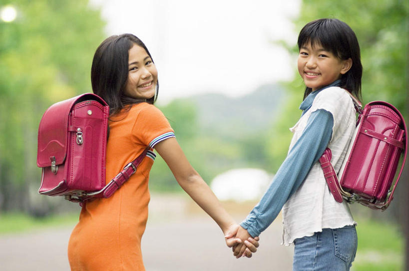 东方人,儿童,头发,两个人,伙伴,朋友,站,握手,笑,摸,微笑,露齿笑,横图,室外,白天,友谊,纯洁,草地,草坪,植物,道路,路,亚洲,抚摸,阴影,服装,光线,包,书包,影子,云,云朵,小路,交通,云彩,扭头,注视,休闲装,黄种人,草,树,树木,两个,小孩,背面,衣服,黄色,红色,蓝色,绿色,白色,黑色,白云,蓝天,天空,阳光,自然,背包,天,观察,看,站着,转头,休闲,休闲服,可爱,童年,童趣,服饰,乡间小路,生长,成长,观看,察看,关注,童真,烂漫,无邪,天真,友情,女孩,女人,女性,亚洲人,长发,触摸,接触,拉手,手拉手,手握手,站立,半身,彩图,双肩包,女生