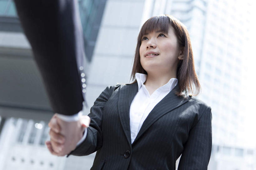 东方人,头发,两个人,伙伴,朋友,商务人士,商务男性,商务女性,高楼大厦,站,握手,笑,摸,微笑,露齿笑,横图,室外,白天,仰视,衬衫,友谊,合作,团队,大厦,建筑,摩天大楼,亚洲,抚摸,阴影,套装,朦胧,模糊,光线,影子,注视,黄种人,蓝色,黑色,蓝天,天空,阳光,天,观察,看,站着,战略,观看,察看,关注,商务装,工薪阶层,联合,合谋,配合,协作,友情,男人,男性,年轻男性,年轻女性,女人,女性,亚洲人,长发,白领,上班族,搀手,触摸,接触,拉手,手搀手,手拉手,手牵手,手握手,站立,半身,彩图,低角度拍摄,衬衣,大楼,高层建筑,高楼,摩天楼