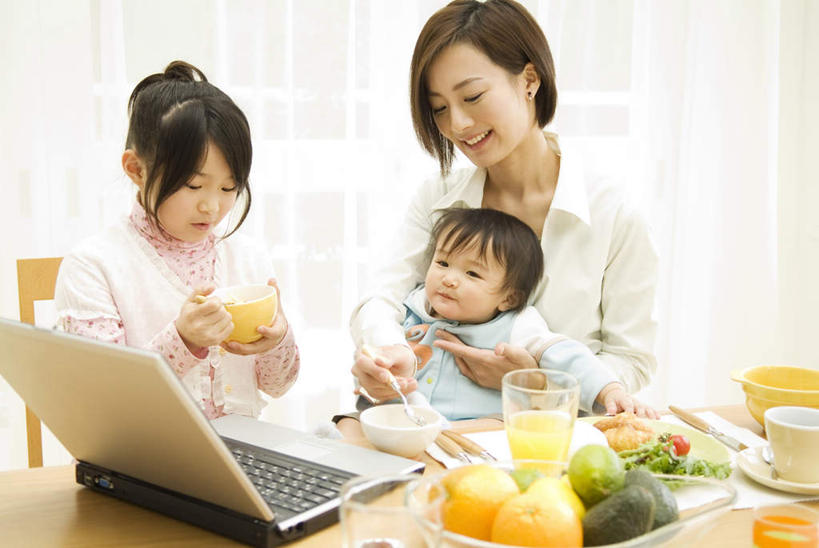 东方人,儿童,头发,三个人,家庭,母亲,女儿,客厅,坐,抱,捧,笑,摸,微笑,露齿笑,横图,室内,白天,正面,纯洁,电脑,笔记本电脑,窗户,落地窗,桌子,柑橘,杯子,餐具,水果,亚洲,一堆,许多,抚摸,握,阴影,堆叠,堆积,服装,新鲜,光线,网络,瓷器,碟子,盘,影子,墙,生食,食品,果实,咖啡杯,陶瓷制品,拿,拿着,注视,休闲装,黄种人,通讯设备,书桌,玻璃窗,墙壁,墙面,食物,小孩,衣服,白色,黑色,阳光,盘子,课桌,碟,碗,低头,观察,看,休闲,温暖,温馨,母女,一家人,休闲服,可爱,母爱,童年,童趣,握着,服饰,有机食品,绿色食品,抱着,观看,堆,和睦,察看,无线,起居室,搂着,关注,瓷杯,通信设备,无线网络,无线上网,便携式电脑,童真,烂漫,无邪,酸橙,天真,手提电脑,年轻女性,女孩,女人,女性,亚洲人,孩子,年轻人,进餐用具,烹调用具,橘子,桔子,橙子,橙,触摸,端,端着,怀抱,接触,搂,搂抱,捧着,手捧,相抱,拥抱,坐着,半身,彩图,融洽,女生