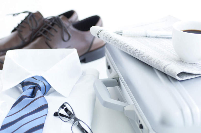 无人,横图,俯视,室内,特写,白天,衬衫,阅读,窗户,落地窗,桌子,报纸,杯子,鞋子,一副,一双,一张,学习,阴影,朦胧,模糊,光线,瓷器,拉杆箱,旅行箱,眼镜,影子,办公桌,褐色,咖啡杯,领带,陶瓷制品,玻璃窗,白色,阳光,行李箱,箱子,看,浏览,出差,瓷杯,近视眼镜,彩图,高角度拍摄,衬衣,皮鞋,旅行