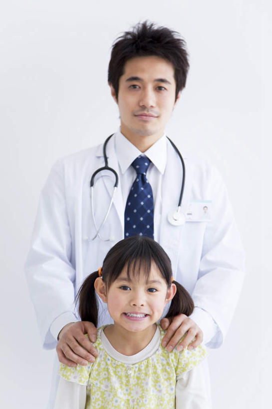 东方人,儿童,头发,两个人,伙伴,朋友,医生,站,坐,笑,摸,微笑,露齿笑,竖图,室内,白天,白色背景,正面,友谊,椅子,亚洲,撑,抚摸,阴影,服装,光线,影子,木椅,注视,休闲装,黄种人,一个,小孩,衣服,黄色,白色,黑色,阳光,听诊器,观察,看,靠,靠着,倚靠,站着,医护人员,医疗人员,休闲,休闲服,摄影,服饰,影棚,单个,观看,察看,医疗设备,撑着,倚着,白大褂,关注,友情,男人,男性,年轻男性,女孩,女人,女性,亚洲人,孩子,长发,大夫,触摸,接触,站立,坐着,半身,彩图,影棚拍摄,拍摄,女生