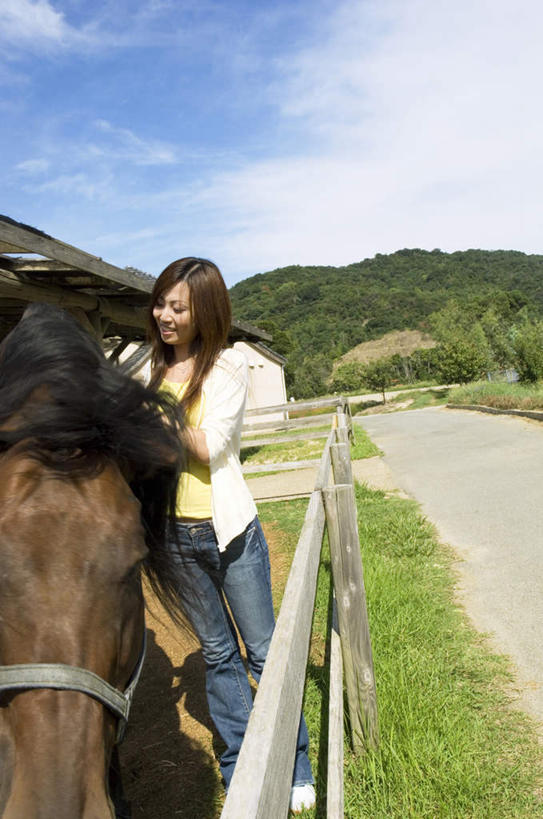 东方人,头发,一个人,栏杆,站,笑,微笑,露齿笑,竖图,室外,白天,正面,旅游,度假,草地,草坪,植物,道路,路,马,野生动物,亚洲,仅一个年轻女性,仅一个女性,仅一个人,阴影,服装,光线,影子,栅栏,篱笆,云,云朵,围栏,小路,交通,云彩,注视,休闲装,黄种人,娱乐,护栏,一匹,草,树,树木,衣服,黄色,蓝色,绿色,黑色,白云,蓝天,天空,阳光,自然,动物,天,低头,观察,看,站着,享受,休闲,休闲服,放松,运输,服饰,牲畜,乡间小路,生长,成长,观看,察看,关注,年轻女性,女人,女性,亚洲人,长发,站立,半身,彩图