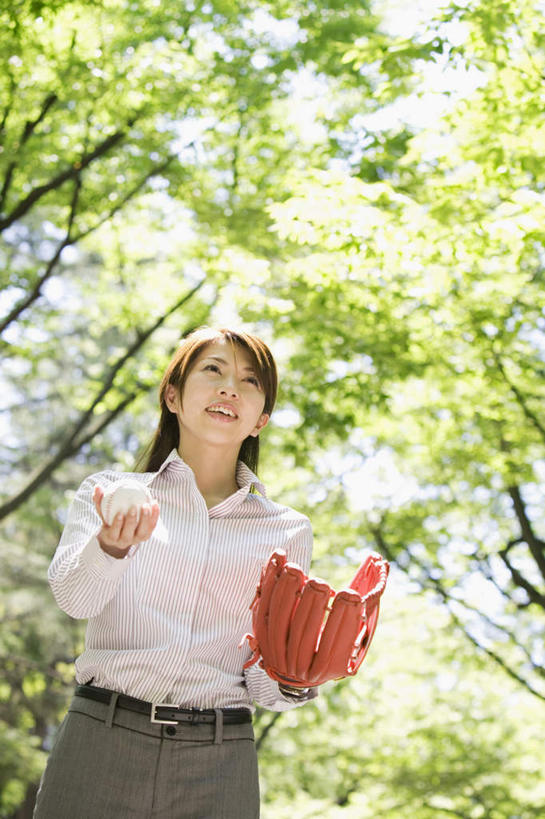 东方人,头发,一个人,站,捧,笑,摸,微笑,露齿笑,竖图,室外,白天,仰视,旅游,度假,草地,草坪,植物,书籍,亚洲,仅一个年轻女性,仅一个女性,仅一个人,一本,抚摸,握,阴影,服装,光线,影子,云,云朵,拿,云彩,拿着,注视,休闲装,黄种人,娱乐,草,树,树木,衣服,红色,蓝色,绿色,白色,黑色,白云,蓝天,天空,阳光,自然,天,观察,看,站着,享受,休闲,休闲服,放松,握着,服饰,生长,成长,观看,察看,关注,年轻女性,女人,女性,亚洲人,长发,书,图书,触摸,端,端着,接触,捧着,手捧,站立,半身,彩图,低角度拍摄