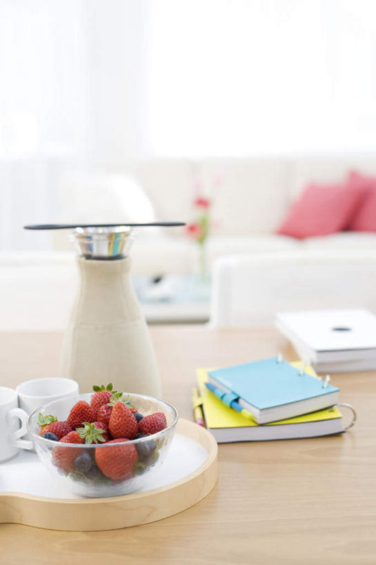 无人,客厅,竖图,俯视,室内,白天,餐桌,窗户,靠垫,落地窗,沙发,桌子,草莓,浆果,葡萄,餐具,书籍,水果,一堆,阴影,堆叠,堆积,朦胧,模糊,新鲜,光线,碟子,盘,影子,办公桌,墙,生食,食品,果实,提子,靠枕,玻璃窗,墙壁,墙面,食物,两个,黄色,蓝色,阳光,盘子,垫子,碟,枕头,有机食品,绿色食品,餐台,两本,堆,起居室,布艺沙发,葡萄之王,书,图书,洋莓,水果皇后,山葫芦,蒲桃,红莓,地莓,草龙珠,彩图,高角度拍摄